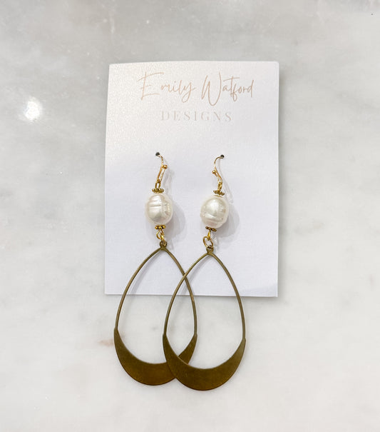 Pearl oval dangle